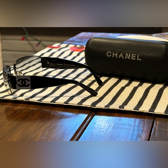 CHANEL Two-toned sunglasses in GREAT CONDITION. ORIGINAL Hard box included. - Picture 8 of 8